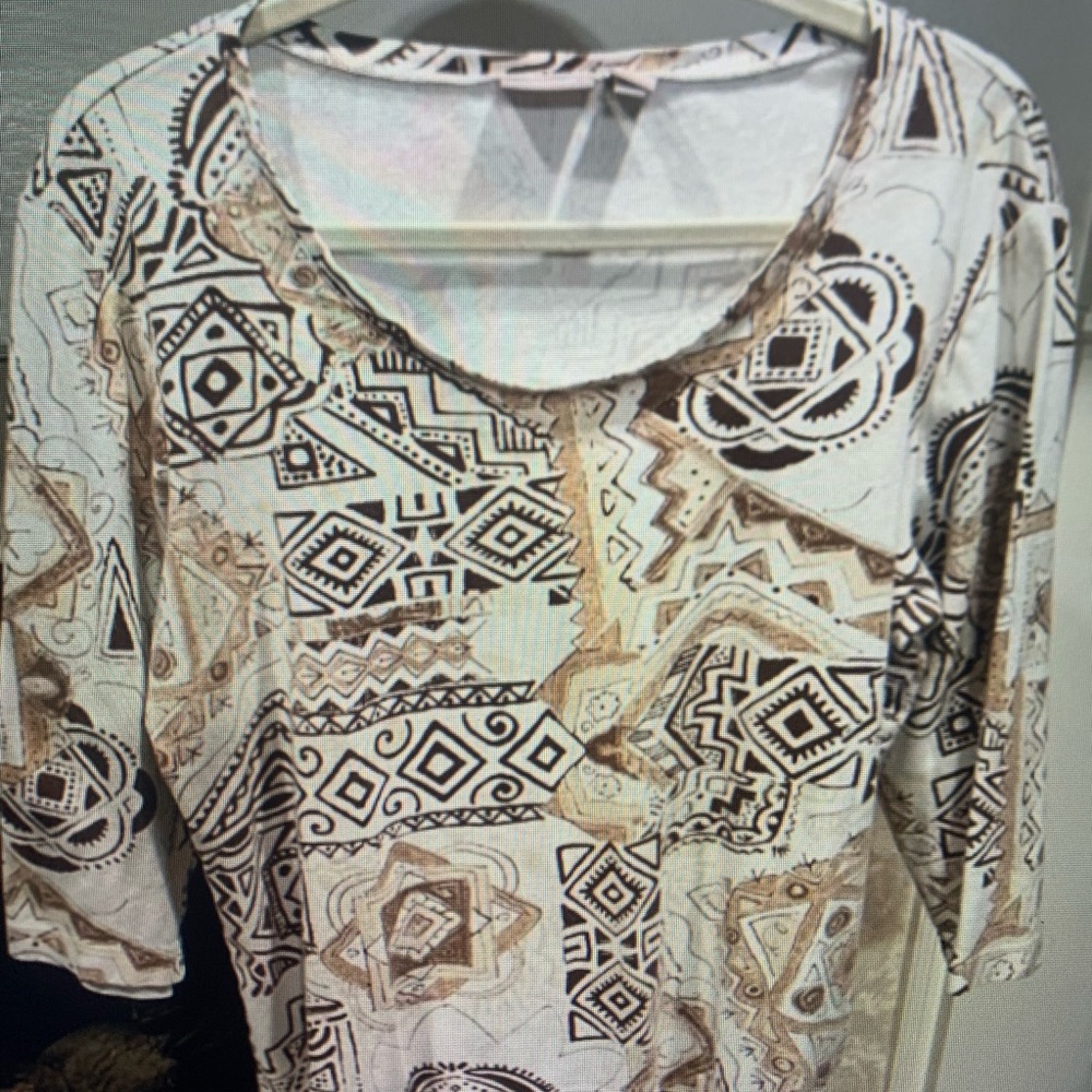 Geometric Patterned Women's Top - Picture 3 of 5